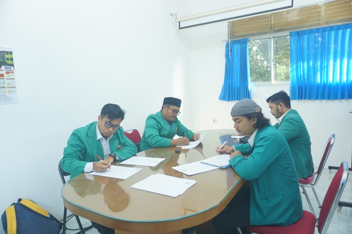 Mahasiswa Prodi Ilmu Al-Qur’an dan Tafsir STAI Al-Hidayah Bogor Melaksanakan Ujian Komprehensif