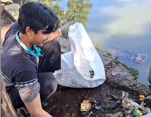 KKM STAI Al-Hidayah Bogor Terapkan Program Pengabdian Nyata: Rutin Bersihkan Danau Situ Gede Setiap Jumat