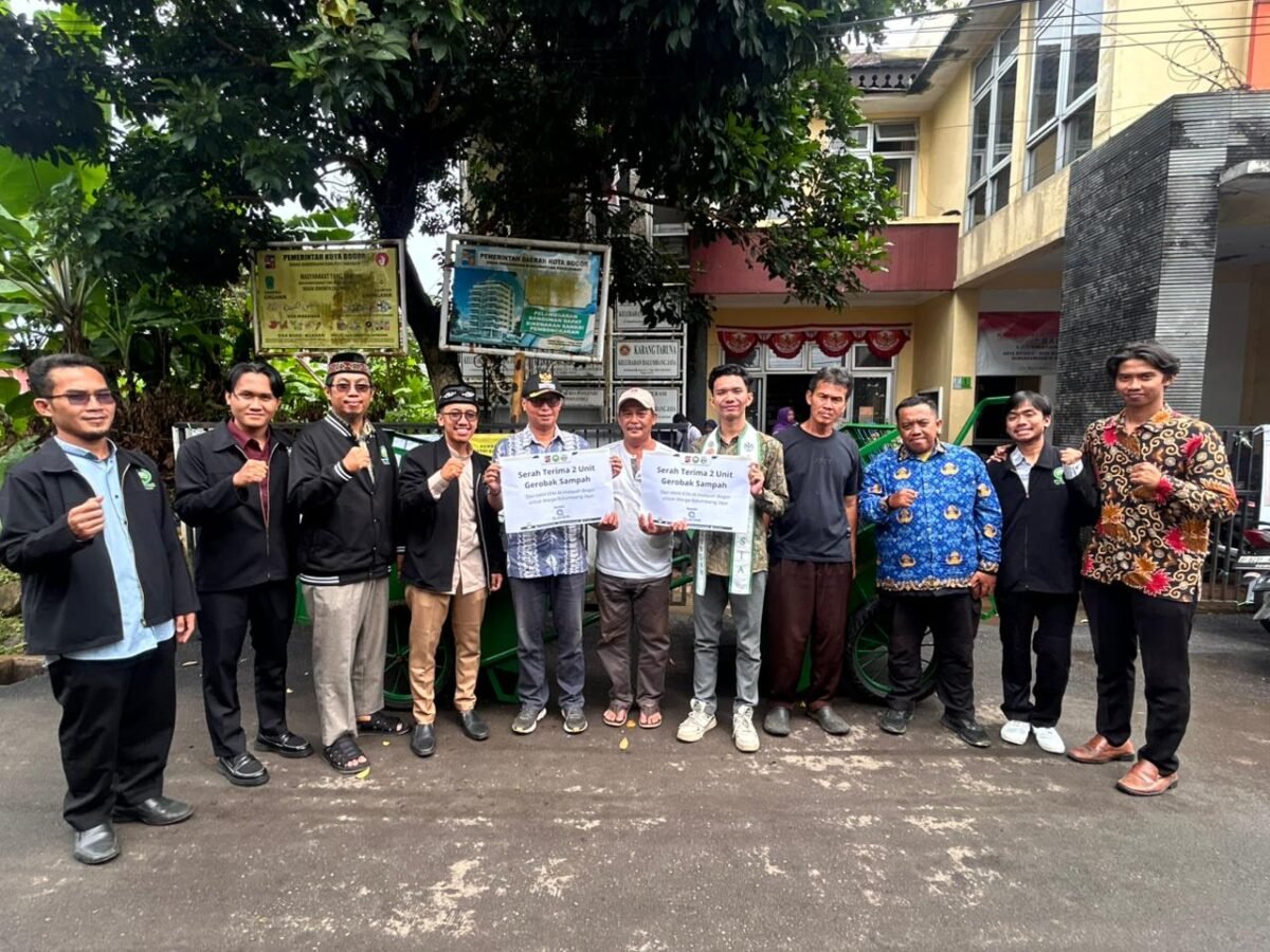 Wujudkan Kepedulian Lingkungan, Mahasiswa KKM STAI Al Hidayah Gelar Sosialisasi dan Donasi Alat Kebersihan