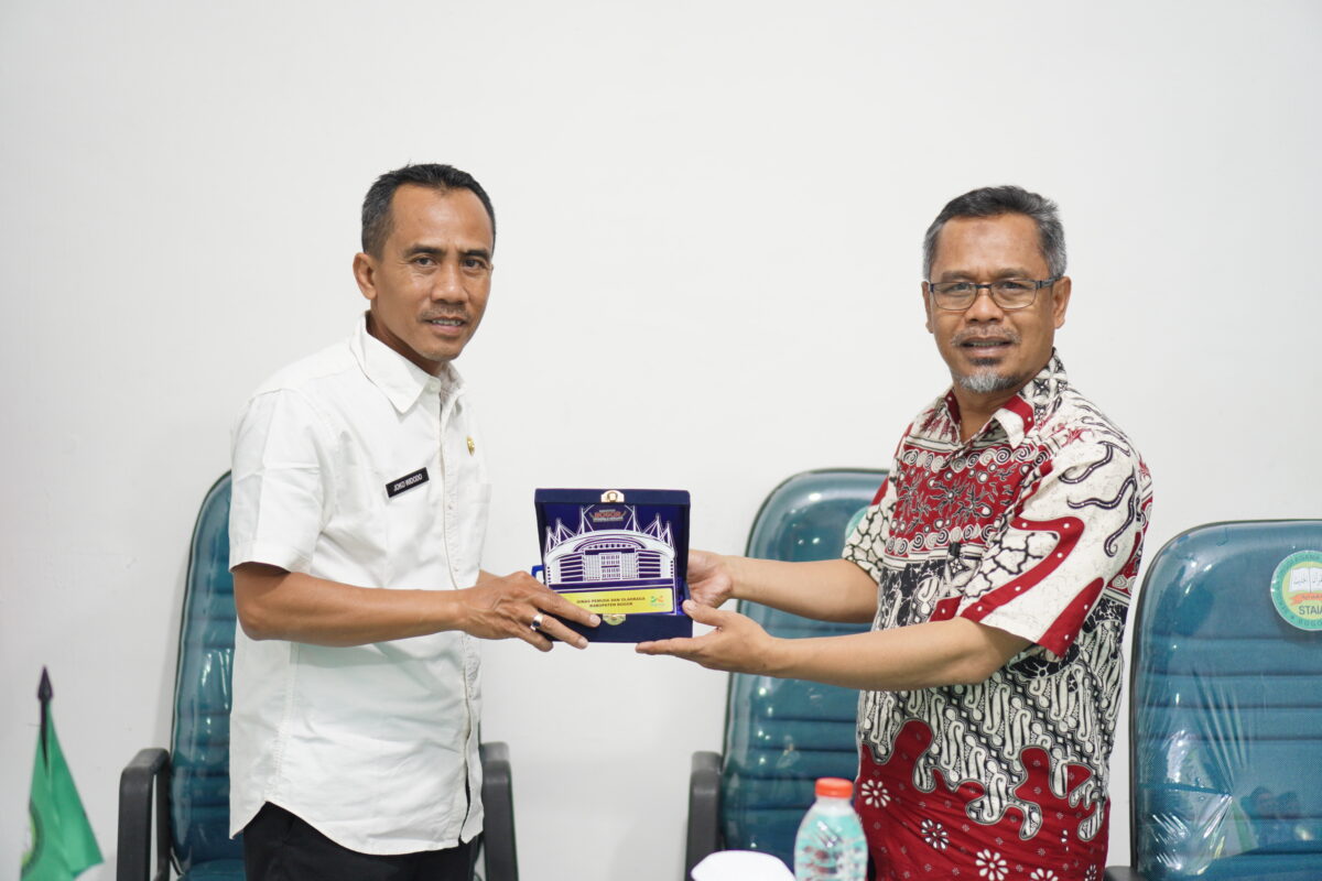 Perkuat Sinergi, Rektor IAI Al-Hidayah Bogor Serahkan Laporan Beasiswa Pancakarsa kepada Pemkab Bogor