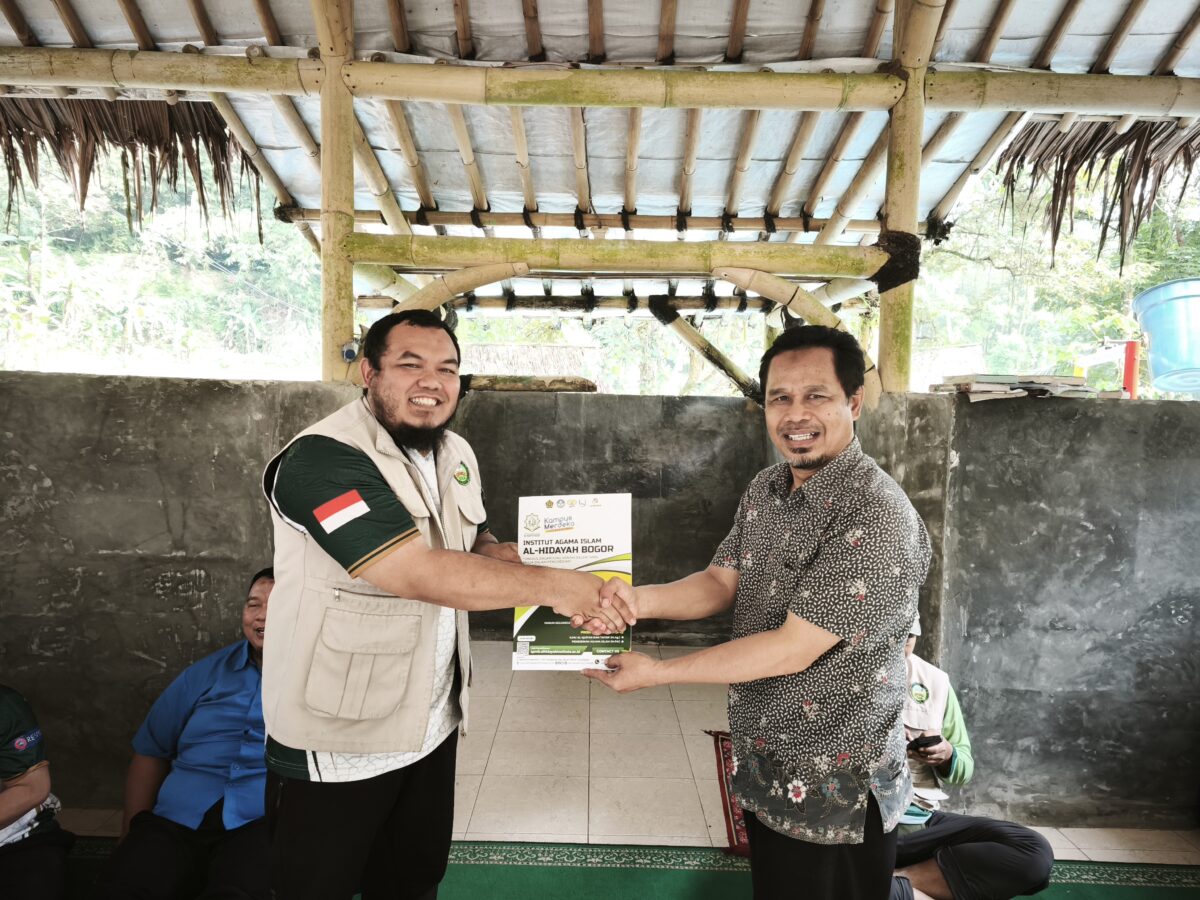 Penutupan Raker, Rektor Institut Agam Islam Al-Hidayah Bogor Serahkan Penghargaan Tenaga Kependidikan Teladan”